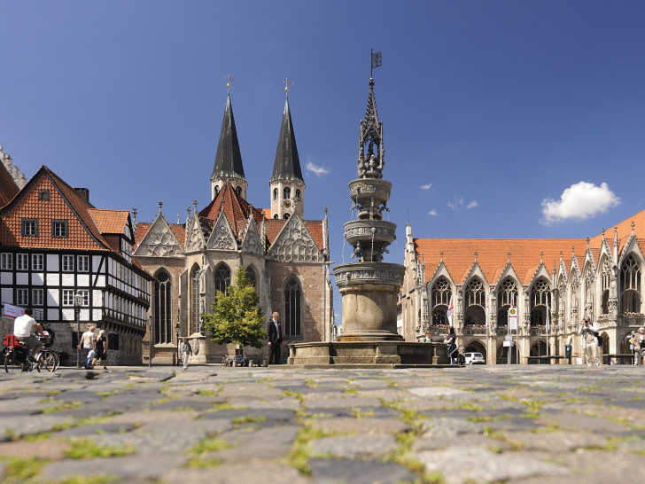 Besonders der Altstadtmarkt zeugt mit dem Gewandhaus, der Martinikirche und dem prächtigen Altstadtrathaus noch heute vom Reichtum Braunschweigs in der Hansezeit. Wie Zeugnisse dieser Epoche in anderen Hansestädten aussehen, können Teilnehmerinnen und Teilnehmer mit der Bürgerreise zum Internationalen Hansetag 2017 entdecken. Foto: Braunschweig Stadtmarketing GmbH / Daniel Möller