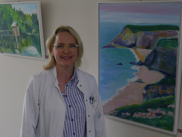 Oberärztin Dr. Katharina Mutlak stellt ihre Bilder in der Eingangshalle des Helios Klinikum Gifhorn aus. Foto: Helios Klinikum Gifhorn 