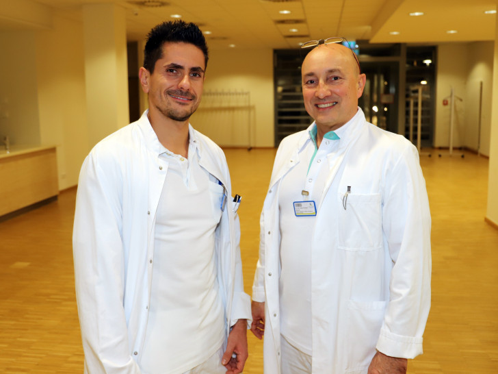 Dr. Gregor Kocowski (rechts), Leiter des Hernienzentrums, und Dr. Tilmann Dreßel informierten im Konferenzzentrum des Städtischen Klinikums zum Thema Leistenbruch. Foto: Städtisches Klinikum Wolfenbüttel