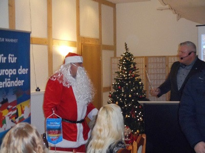 Rubert Ostrowski, stellvertretender  Kreisvorsitzender, als Weihnachtsmann und Oliver Westphal. Foto: AfD