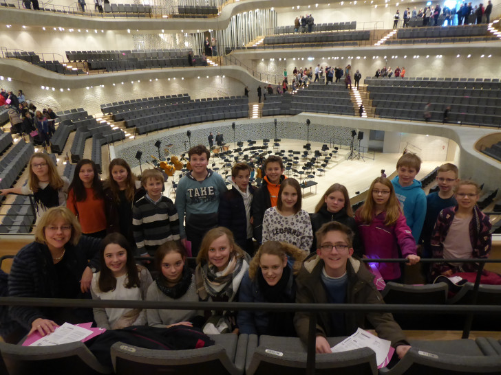 Die Schüler der THG-Bläserklasse waren am Freitag in der Elbphilharmonie zu Gast. Foto: Schule