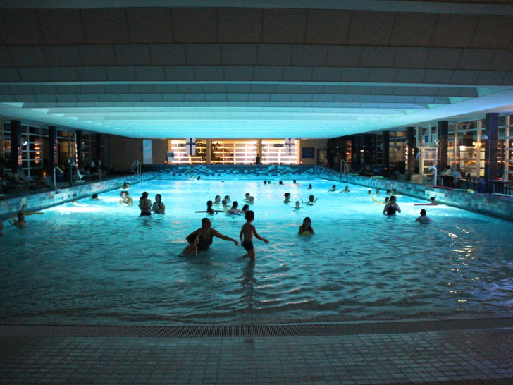 Schwimmen bei Kerzenschein und Musik. Foto: Nils Willke