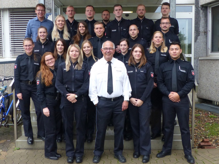 27 neue Beamte in der Polizeiinspektion Wolfsburg-Helmstedt (Es sind nur 21 auf dem Bild, sechs  Beamte kommen erst in der nächsten Woche) Foto: Polizei