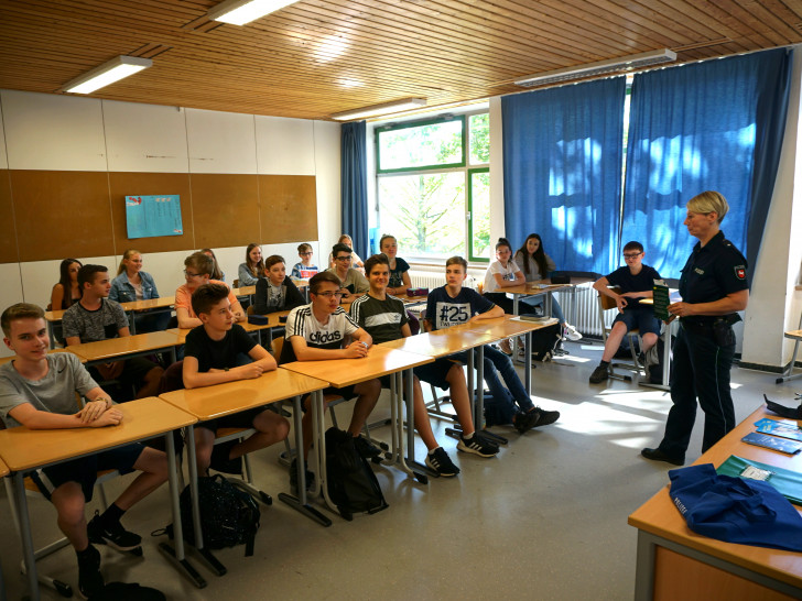 Claudia Fricke von der Polizei Wolfenbüttel klärt die Schüler des THG mit Praxisbeispielen über Drogenkonsum auf. Foto: THG Wolfenbüttel