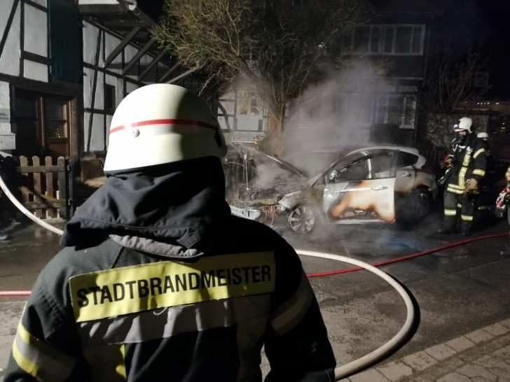 Wolfenbüttels Stadtbrandmeister Olaf Glaeske beobachtet die Löscharbeiten in Fümmelse. Dort geriet ein Auto in Brand. Fotos: Feuerwehr