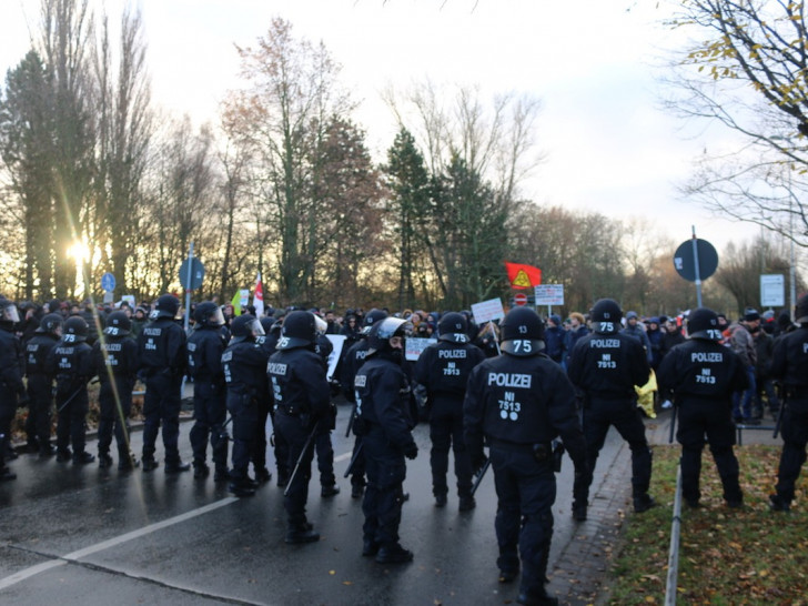 Die große Polizeipräsenz auf den gestrigen Gegendemos. Foto: Werner Heise