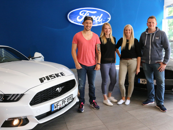 Die glücklichen Gewinner Philip, Nina, Sarah und Benjamin freuen sich auf ihren Ford Mustang Cabrio-Sommer. Foto: Werner Heise