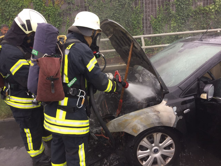 Die Feuerwehr löscht den Motorraum des in Brand geratenen Autos. Fotos: Feuerwehr Fallersleben