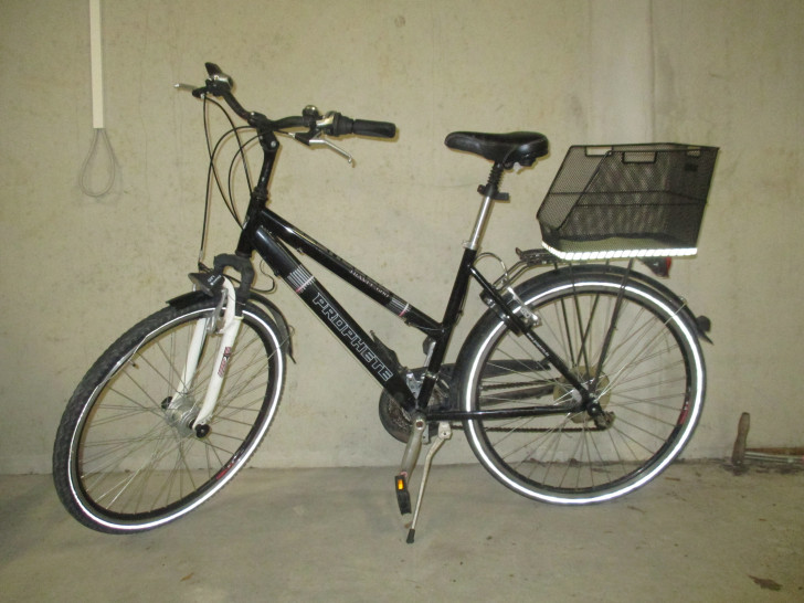 Wem gehören diese Fahrräder? Fotos: Polizei