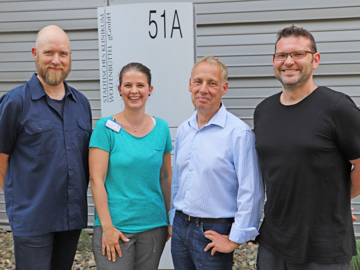 Informierten zum Thema Schmerz: Ergotherapeut Sebastian Giese, Psychologin Dr. Léonie Kerper, Neurologe und Psychiater Dr. Peter Cordes und Dr. Nils Beiser, Leiter der Schmerzmedizin. Foto: Städtisches Klinikum Wolfenbüttel 