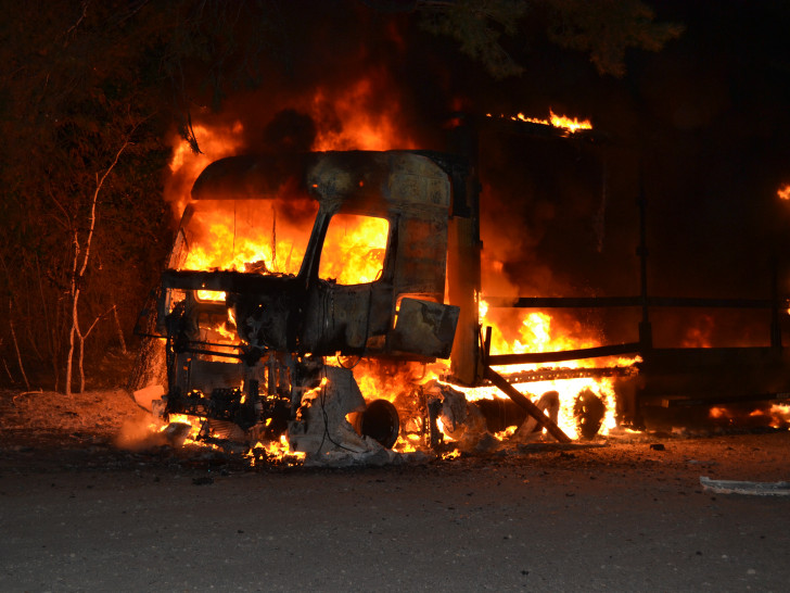 Ein Sattelzug stand in Vollbrand. Foto: Polizei