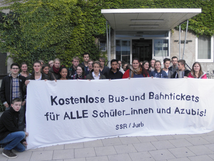 Schon seit einigen Jahren werden kostenlose Schülerfahrkarten gefordert. Fotos: Jugendring Braunschweig