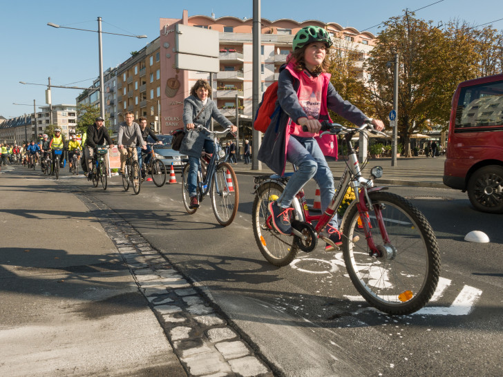 Der geschützte Fahrradstreifen kam gut an und ließ Radfahrende gut ankommen. Fotos: Jan Gäbler, ADFC Braunschweig
