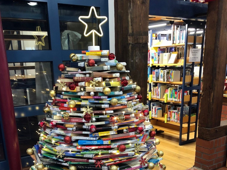 Auch in der Weihnachtszeit gibt es die Möglichkeit in der Stadtbücherei zu stöbern. Foto: Stadt Peine