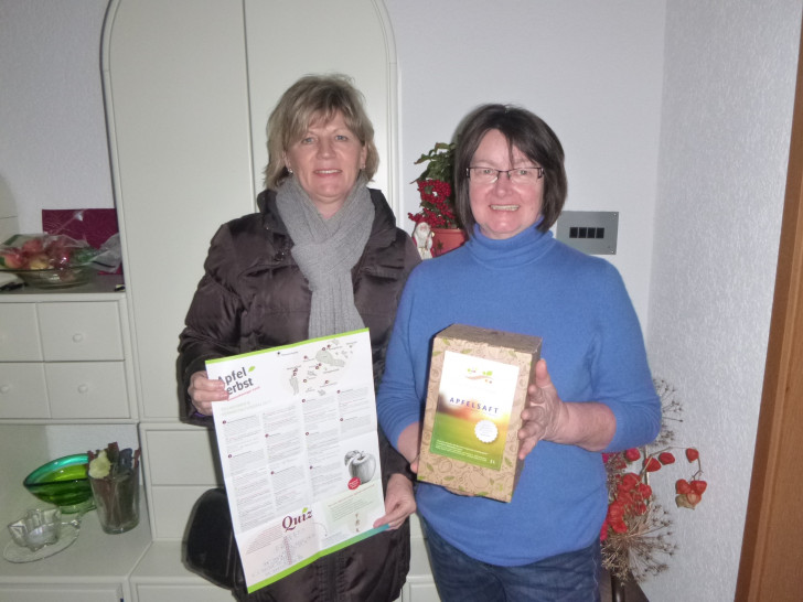 Birgit Heyroth überreicht den Preis an Frau Czeff. Fotos: Landkreis