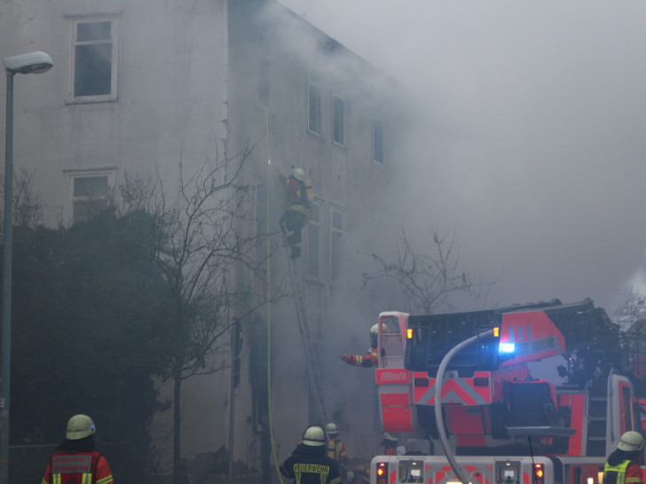 Vergangenen Freitag brannte es in der Hochstraße. Nun muss der entsprechende Bereich gesperrt werden. Foto: Anke Donner