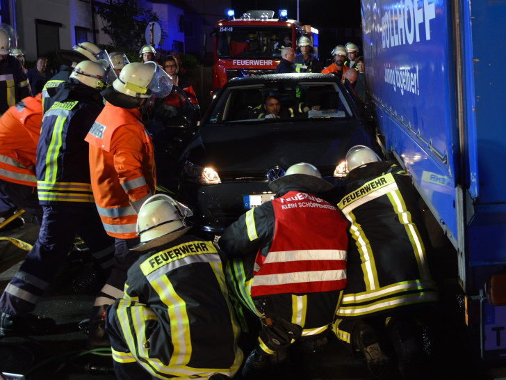 Die Einsatzkräfte der Feuerwehren konnten schon kurz nach ihrem Eintreffen an der Einsatzstelle den Wagen unter dem LKW hervorziehen. Foto: Privat