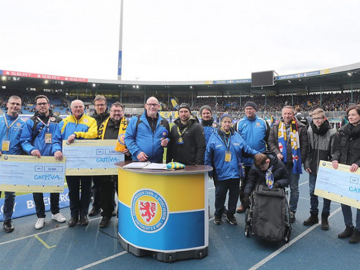 Insgesamt 30.000 Euro an Spendengeldern wurden von den Braunschweiger Ultras übergeben. Foto: Agentur Hübner
