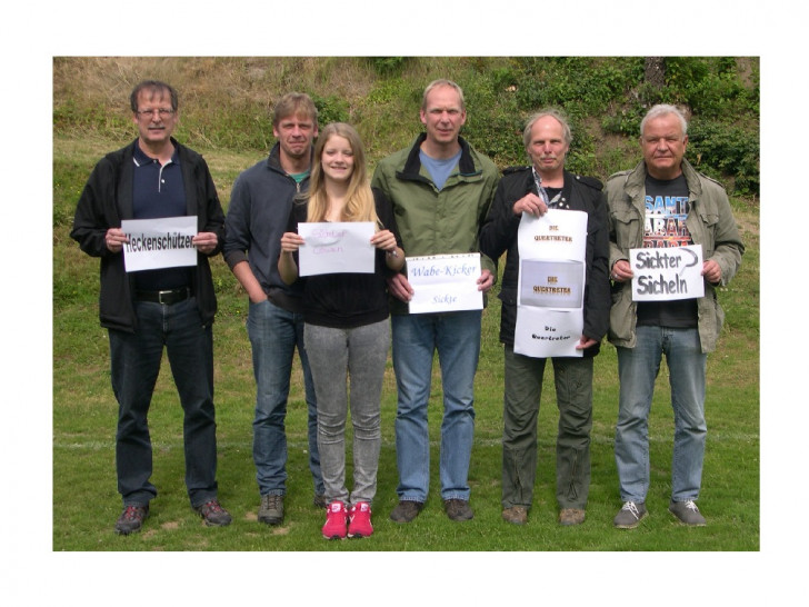 Die Teamchefs stellen die Mannschaften für das Dorffußballturnier zusammen. Von links: Andreas Lüthge, Kai Jacobs und Tochter, Ulf Nicolai, Matthias Schwieger, Axel Meyer. Es fehlen: Der Initiator Matthias Zumstrull, Michael Schreiber, Benjamin Sponholz, Alfons Riesner. Foto: Privat