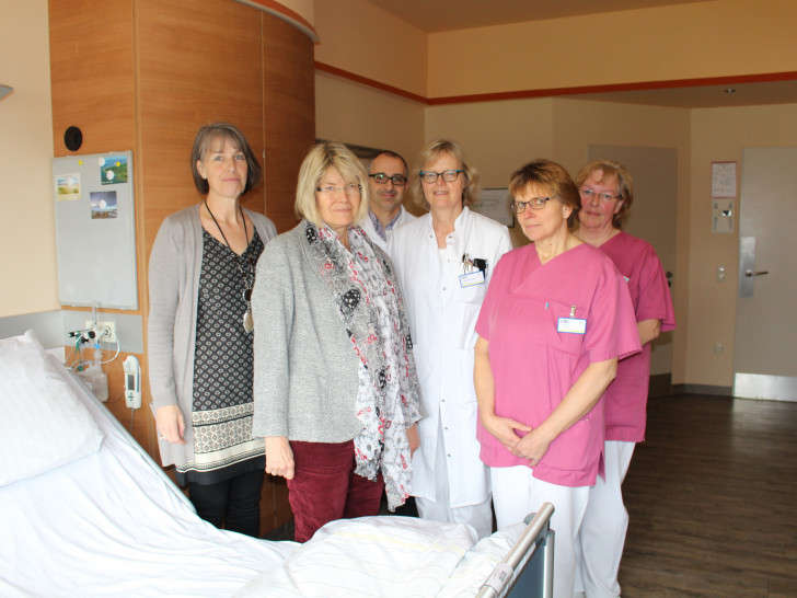 Claudia Schütte und Angelika Herzog vom Hospizverein, Chefarzt Prof. Dr. Kinan Rifai, Dr. Mechthild Altenhoff von der Palliativeinheit, sowie Aria Schnabel und Monika Reinke vom Pflegepersonal. Foto: Jan Borner