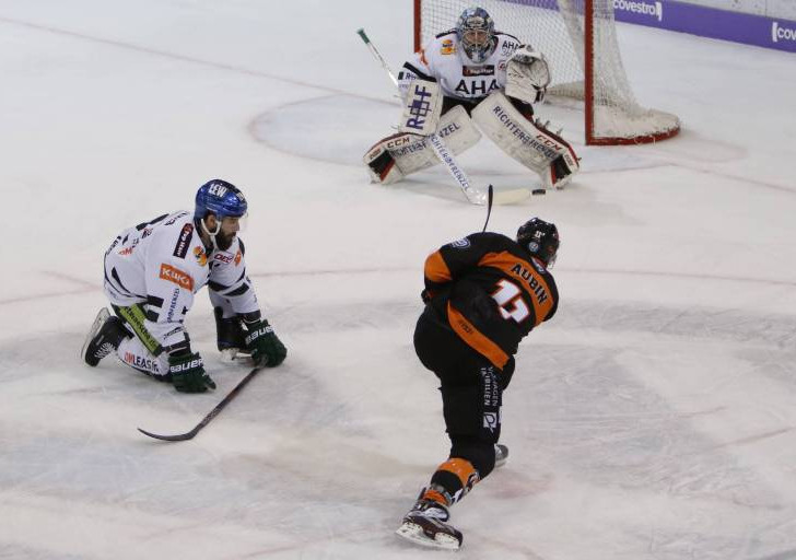 Brent Aubin hält 22 Sekunden nach Beginn der Overtime die Hoffnung auf Platz 4 aufrecht. Foto: imago/foto2press
Anzeige
