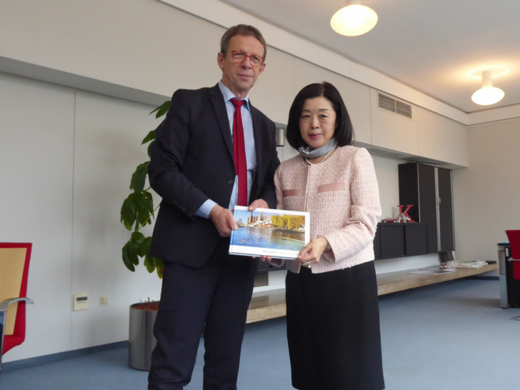 Oberbürgermeister Klaus Mohrs empfängt die Japanische Generalkonsulin Kikuko Kato zu ihrem Antrittsbesuch. Foto: Stadt Wolfsburg