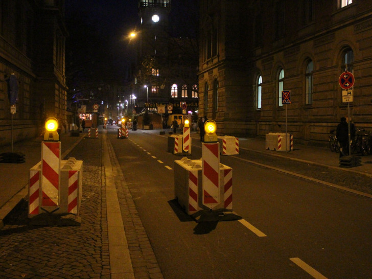 Die in der Münzstraße verwendeten Betonblöcke sind bei schnell fahrenden LKW kein wirklicher Schutz. Fotos: Alexander Dontscheff
