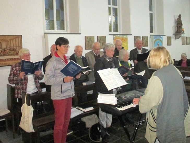 Der Kirchenchor vom Hl. Kreuz Veltheim, mit Chorleiterin Annegret Plate  (rechts) bei seinem vermutlich letztem Auftritt in der Heimatkirche. Foto: DLS