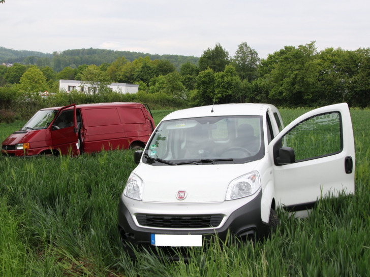 Beide Fahrzeuge kamen in einem Feld zum Stehen. Fotos: Rudolf Karliczek