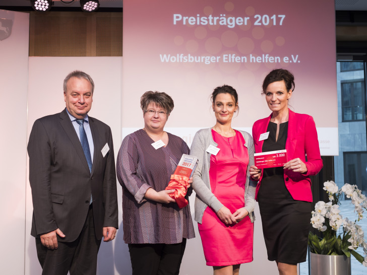 Hermann Kasten (Vorstand VGH) mit den Preisträgern von den Wolfsburger Elfen. Foto: Frank Schinski
