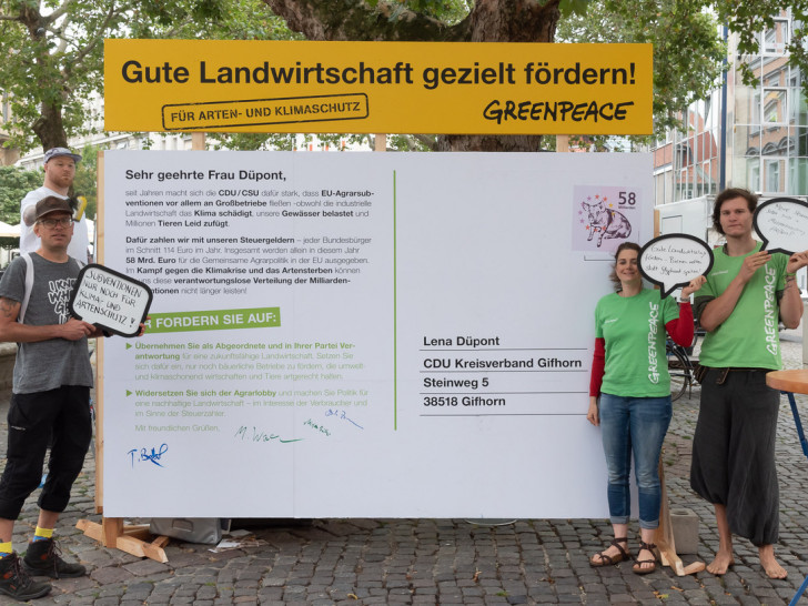 Von links: Dirk Zimmermann, Tanja Ballack und Max Wassermann von Greenpeace, im Hintergrund der Graffiti-Künstler Stok La Rock. Fotos: Tanja Bischoff