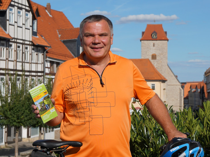 Thomas Kempernolte freut sich über die neue Radkarte für den Naturpark Elm-Lappwald. Foto: Simone Kühnast