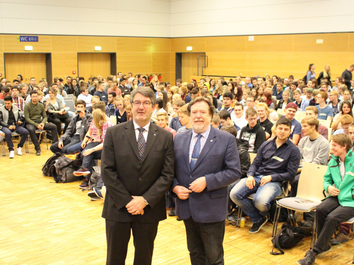 Vizepräsident der Ostfalia Volker Küch und stellvertretender Bürgermeister Heinz-Rainer Bosse begrüßen die neuen Erstsemester. Foto: Max Förster
