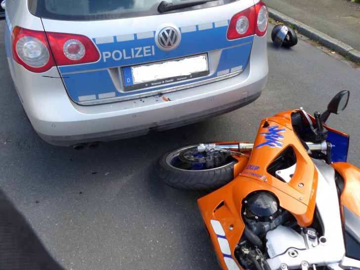 Während einer Motorradkontrolle flüchtete ein Fahrer vor der Polizei. Die Verfolgungsjagd endete in einem Unfall. Verletzt wurde niemand. Foto: Polizei