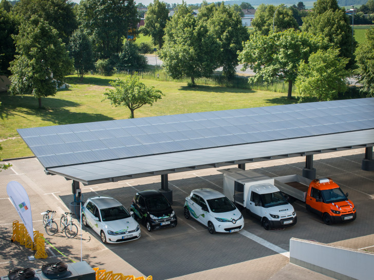 Das neue Mitarbeiter Solar-Carport der Stadtwerke Wolfenbüttel. Auf einer Dachfläche von 500 Quadratmetern wird hier saubere Energie produziert. Fotos: Werner Heise