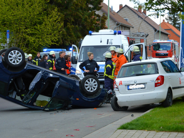 Das Auto einer 83-jährigen Autofahrerin landete nach einem Unfall auf dem Dach. Fotos: Eva Sorembik/Tobias Breske 