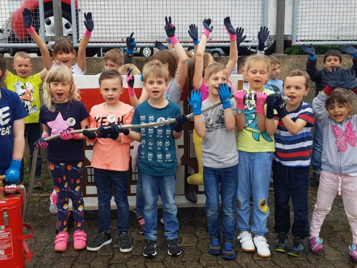 Die Kinder der Kinderfeuerwehr Vorsfelde mit ihren neuen Handschuhen 
Foto: Freiwillige Feuerwehr Vorsfelde