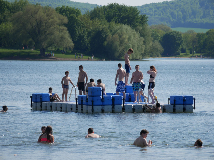 Ab in den See! Das macht den meisten Schülern sicherlich mehr Spaß als überhitzt im Unterricht zu sitzen. Foto: Alexander Panknin