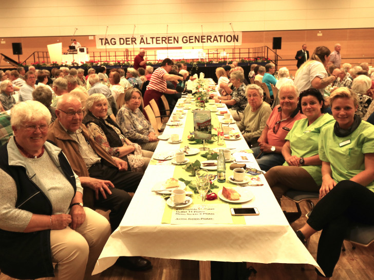 Die Sickter Teilnehmer (linke Seite v.li.): Hella Winter,  Dieter Lorenz, Inge Zakonski und Anneliese Bosse, (rechte Seite v.r.): Elina Menke, Uta Sahr, Mario La Placa und Gisela Weigert. Foto: privat