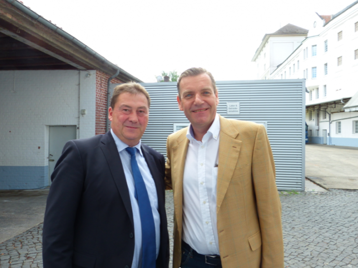 Die Mühle Rüningen wurde vor kurzem, im Rahmen seiner Sommertour, vom CDU-Bundestagsabgeordneten Uwe Lagosky besucht. Dort traf Lagosky auf den Firmeneigentümer Stefan Engelke. Foto: Bokelmann