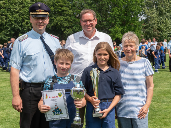 Abschnittsleiter Ost Markus Rischbieter, MdL Marcus Bosse und die stellvertretende Landrätin Christiane Wagner-Judith mit den Gewinnern des Kreiswettbewerbes, Jugendfeuerwehr Groß Denkte Eins. Foto: Tanja Bischoff