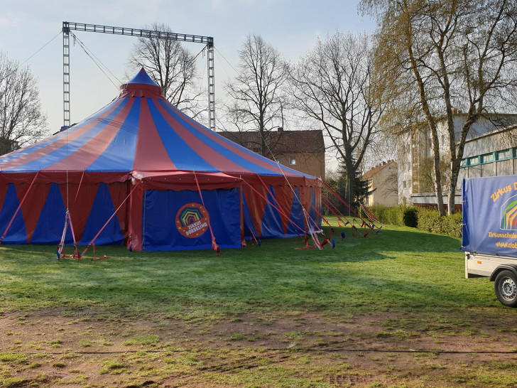 Nach sechs Stunden Aufbauzeit steht das große Zirkuszelt mit 20 Metern Durchmesser. Foto: Stadtjugendpflege
