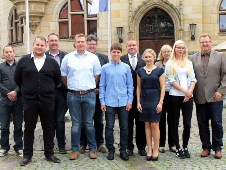 Die neuen Auszubildenden und die Ernannten präsentierten sich nach der Feierstunde. Foto: Stadt Helmstedt