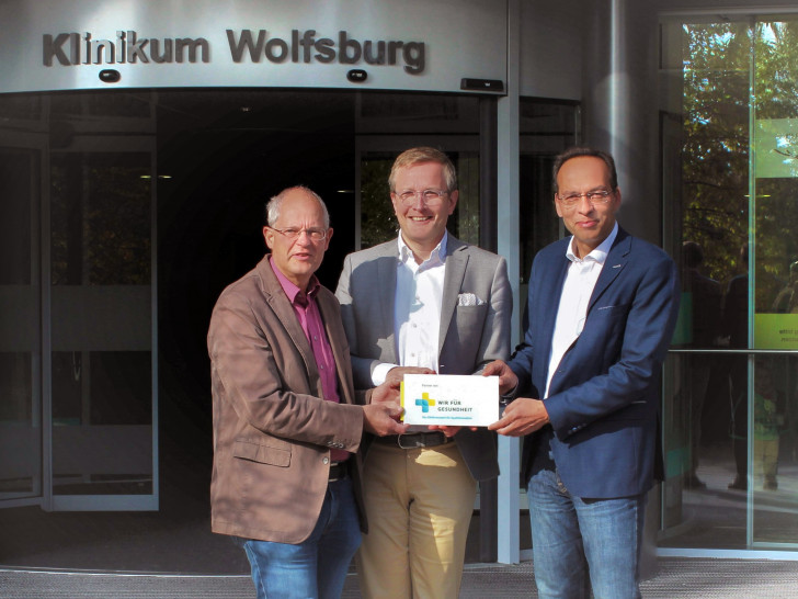 Besiegelten die neue Partnerschaft: Klinikumsdirektor Wilken Köster, Silvio Rahr, Geschäftsführer von „Wir für Gesundheit“ und der Medizinische Direktor des Wolfsburger Klinikums, Dr. Akhil Chandra. Foto: M. Hausen