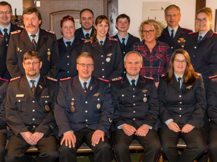 Neu aufgenommene Kameradinnen und Kameraden, von links stellv. Ortsbrandmeister Andreas Künicke, Melanie Ehrenberger, Antonia Schomisch, Gerrit Fritsch, Paul Langermann (verdeckt), Yannick de Weerth, Abschnittsleiter Markus Rischbieter, Nils Siemanowsky, Gemeindebrandmeister Marcus Peters und Ortsbrandmeister Horst Kirsch.