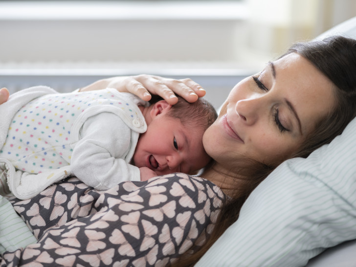 Das Kind ist wohlauf, die Mutter glücklich. Viele Fragen tauchen erst dann auf, wenn junge Familien mit dem Säugling zu Hause sind. Gut, wenn es dann eine Ansprechperson gibt. 
(Bildnachweis: Klinikum Braunschweig/Christoph Köster)