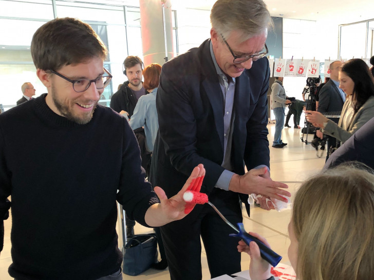Die Bundestagsabgeordneten Victor Perli (li.) und Dietmar Bartsch beteiligen sich am Red Hand Day. Foto: privat