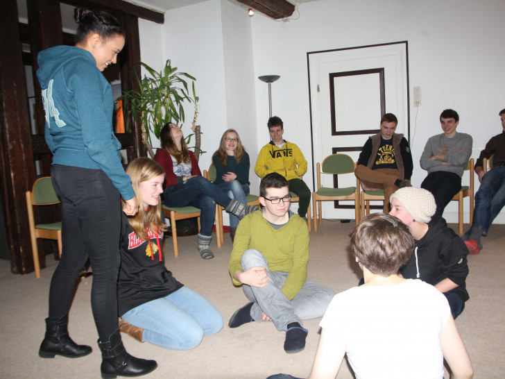 In Kleingruppenarbeit soll sich die Seminargruppe das Basiswissen und wichtige Fähigkeiten erarbeiten, die Jugendleiter/innen beherrschen sollten. Foto: Privat