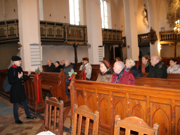 Rosemarie Namuth (links) informiert über die Marienkirche. Foto: Lorenz 