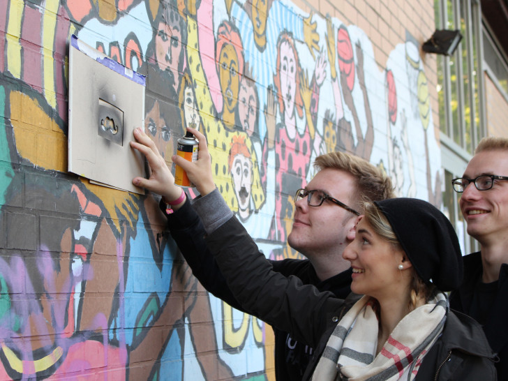 Falko Mohrs sucht nach einer passenden Fläche für eine Graffiti-Wand. Foto: Max Förster